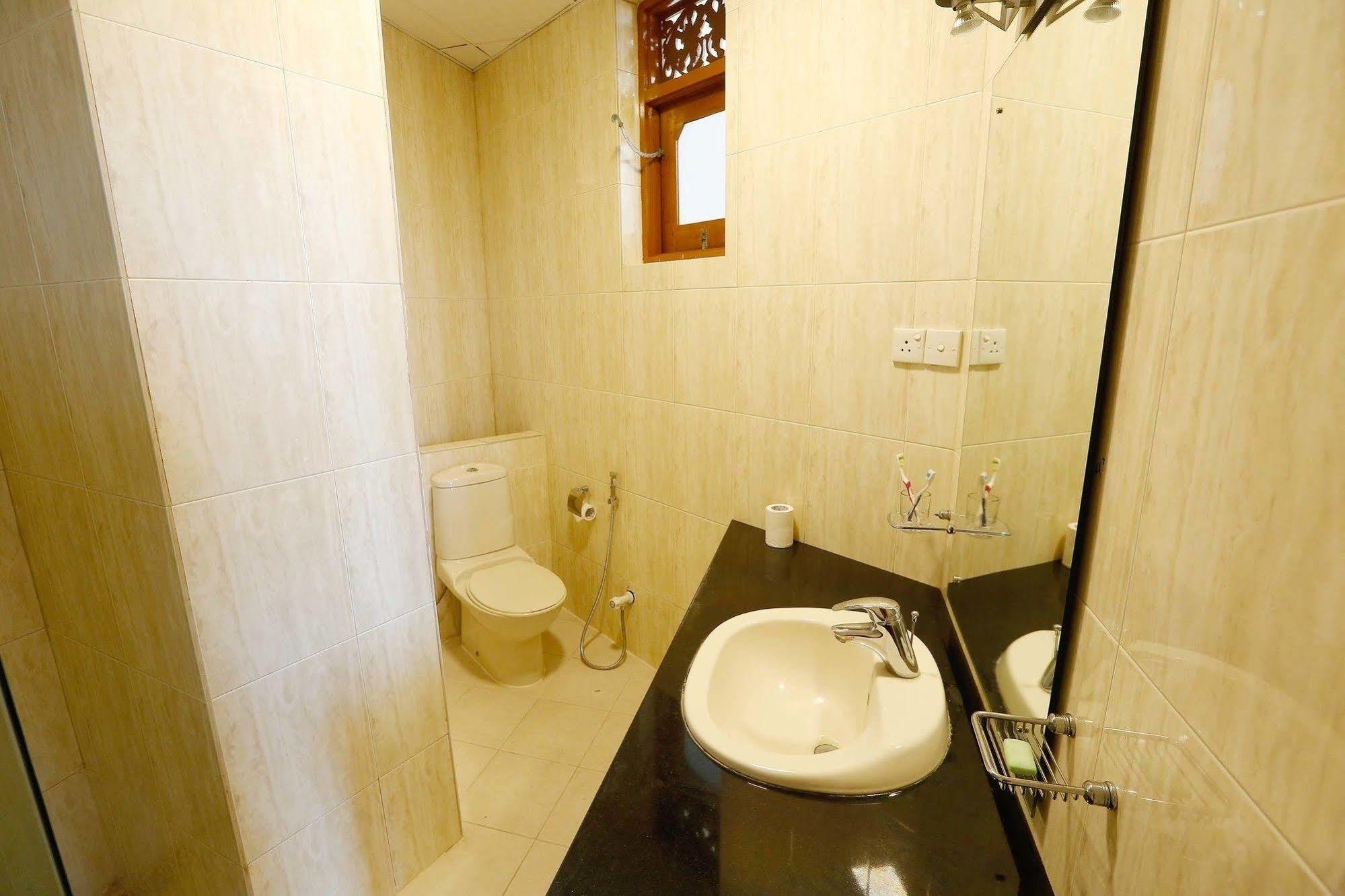 The Reef Beach Hotel Негомбо Экстерьер фото