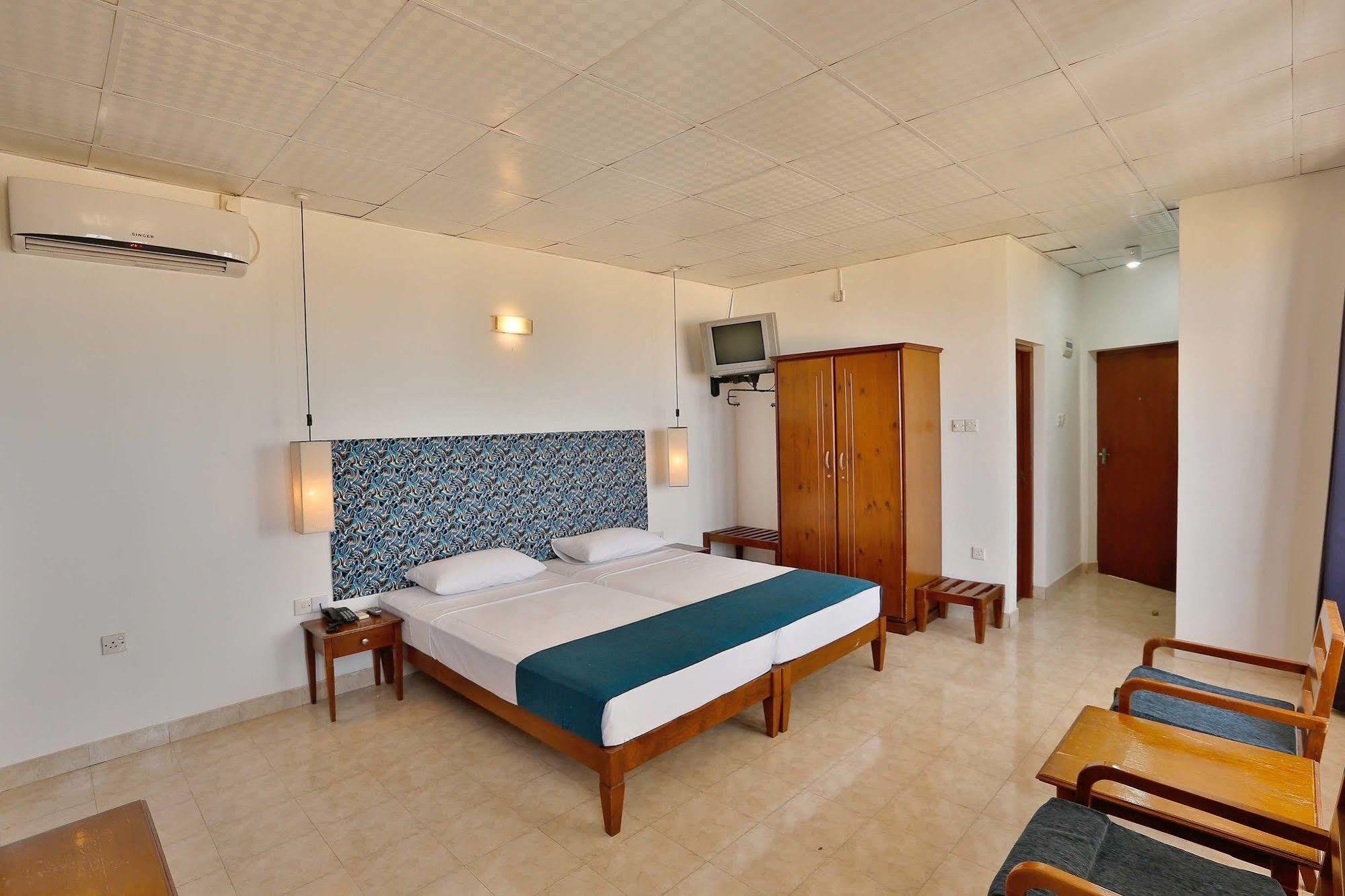 The Reef Beach Hotel Негомбо Экстерьер фото