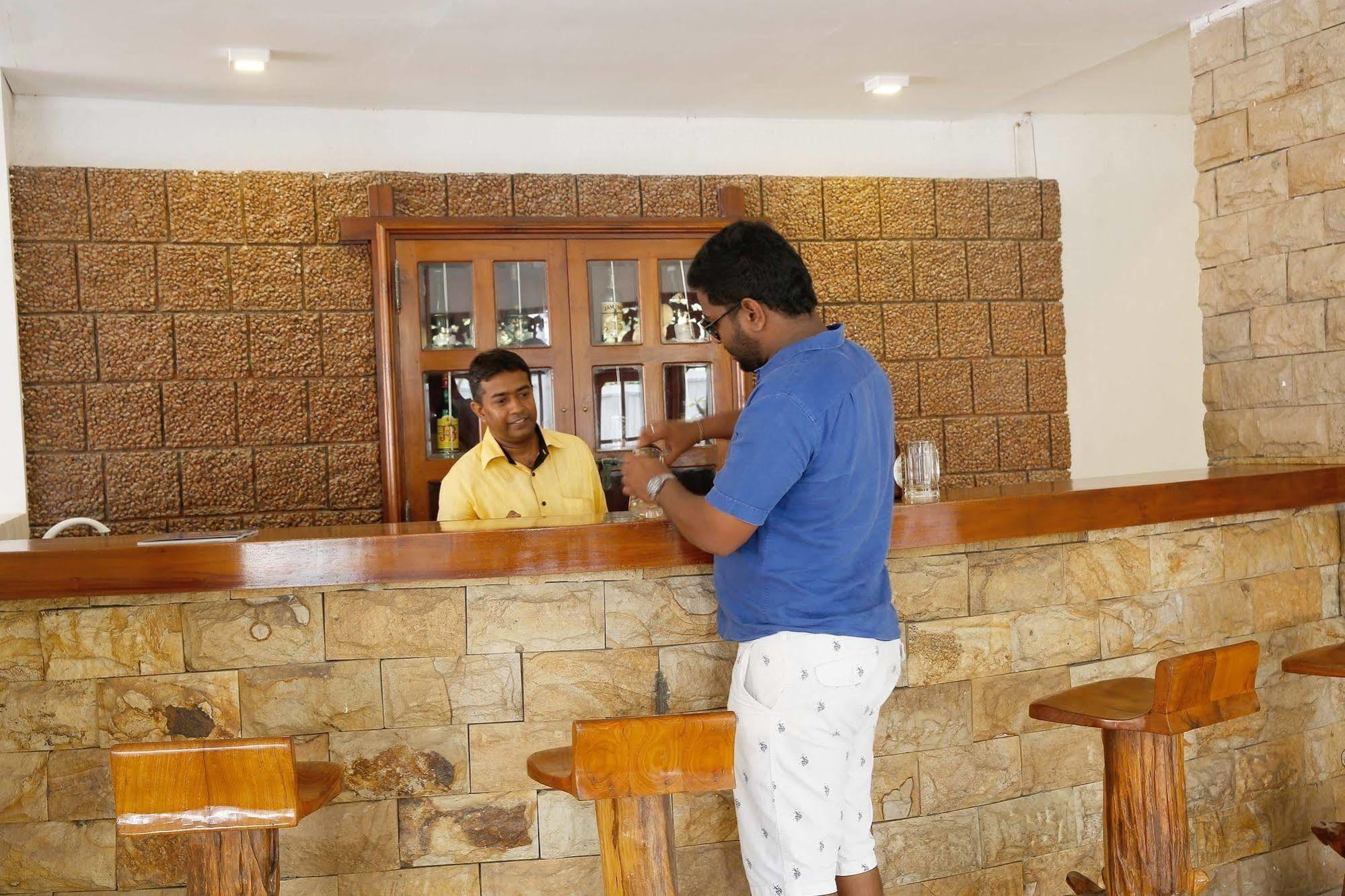 The Reef Beach Hotel Негомбо Экстерьер фото