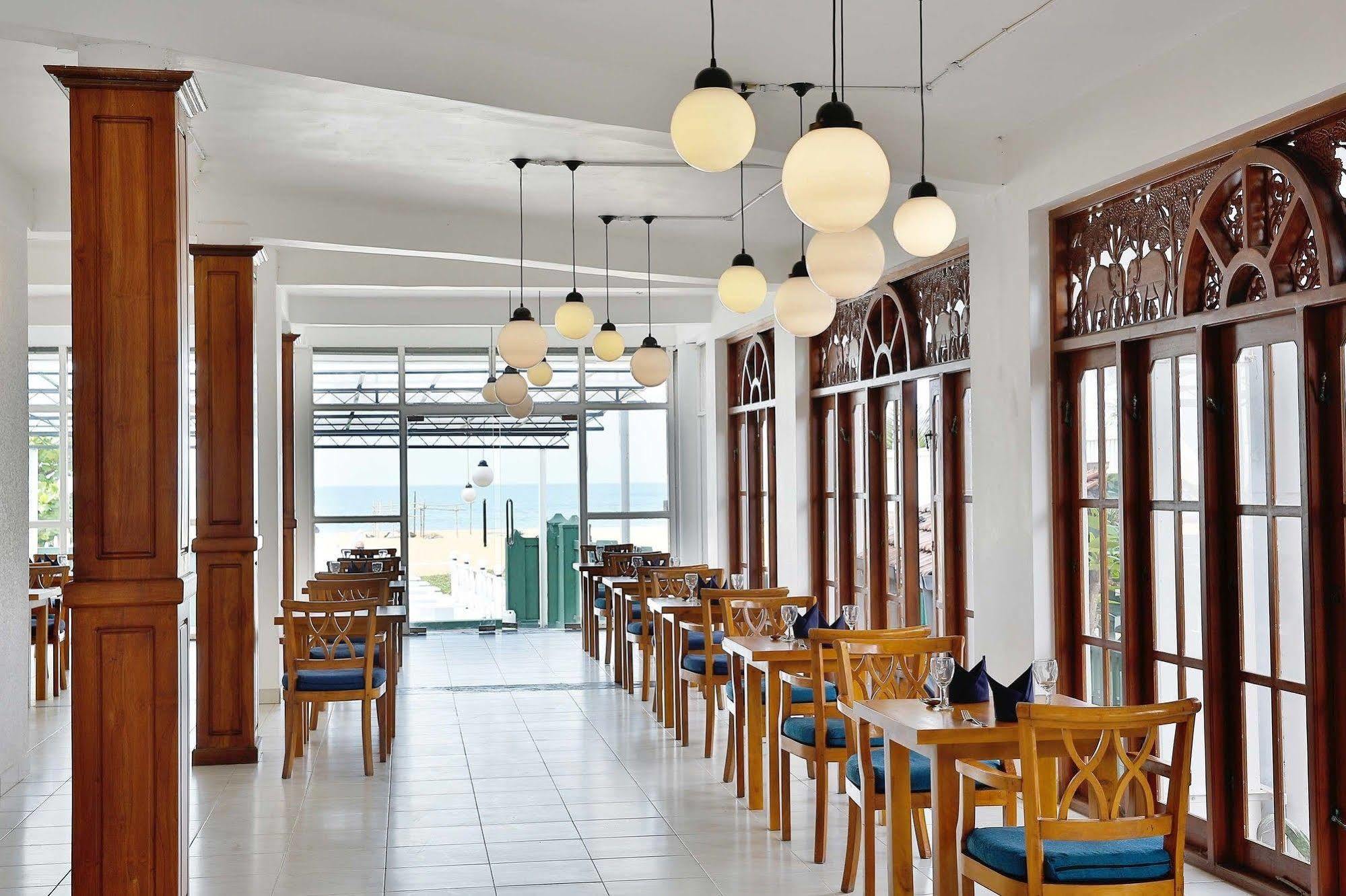 The Reef Beach Hotel Негомбо Экстерьер фото
