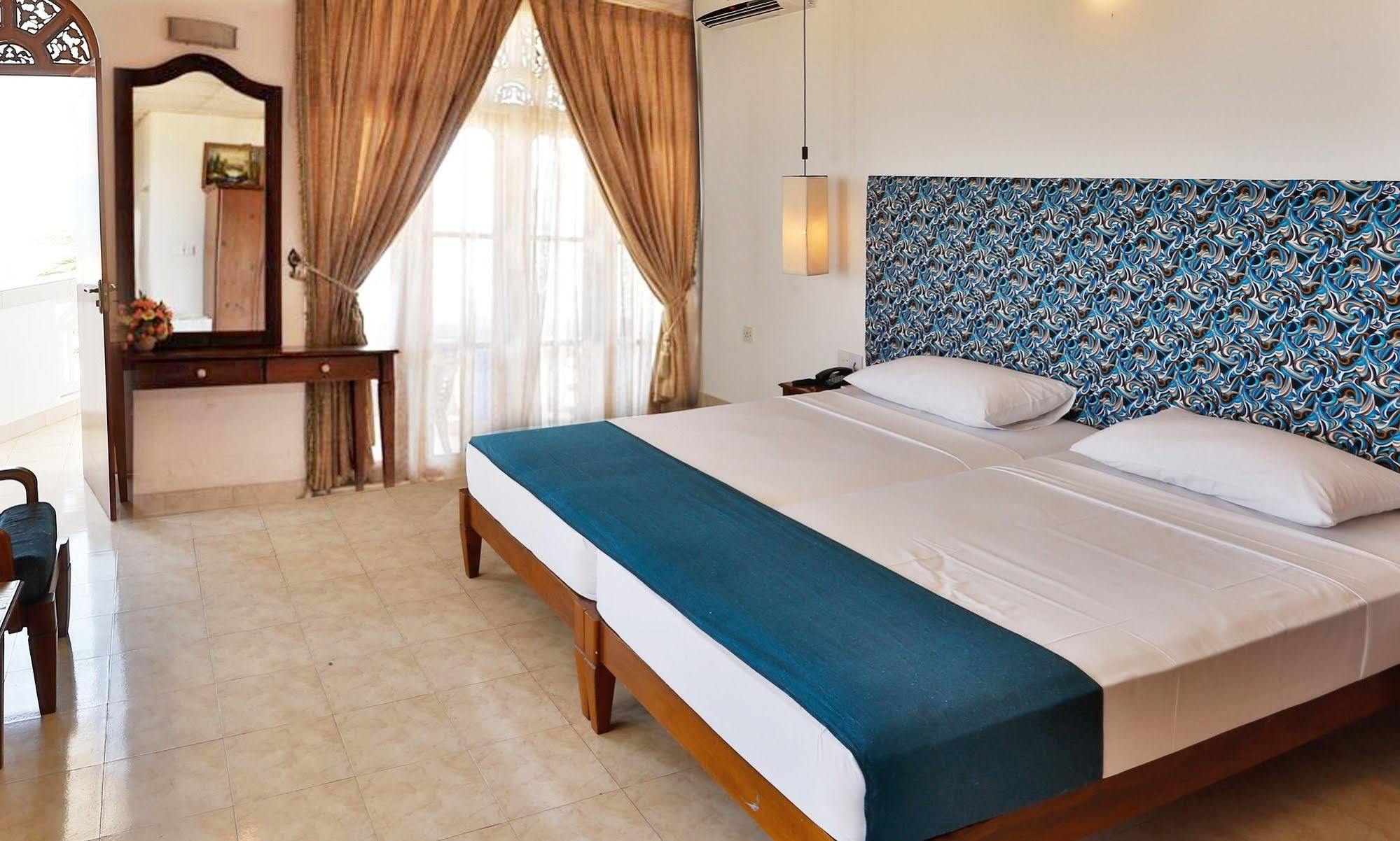The Reef Beach Hotel Негомбо Экстерьер фото