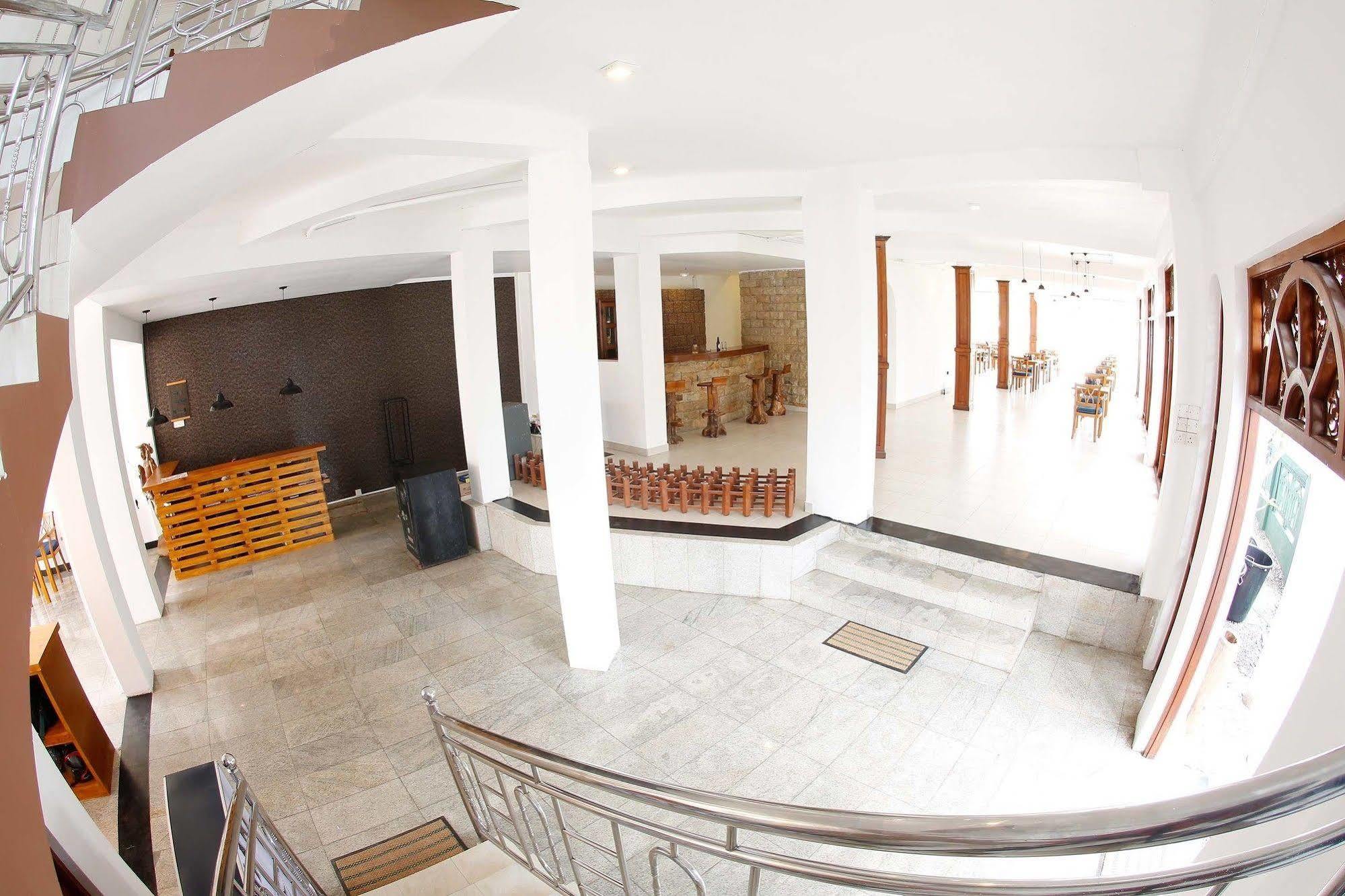 The Reef Beach Hotel Негомбо Экстерьер фото